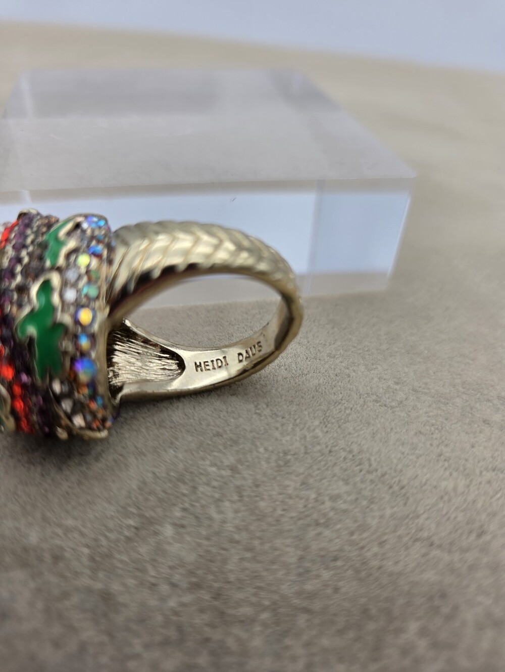 HEIDI DAUS Cocktail Ring Size 9 Hamburger Gold Tone Crystal Enamel Signed - Picture 6 of 7